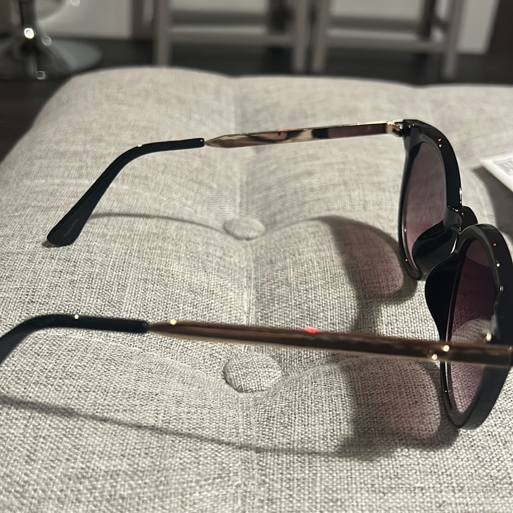 Oscar De la Renta Sunglasses - Picture 3 of 6